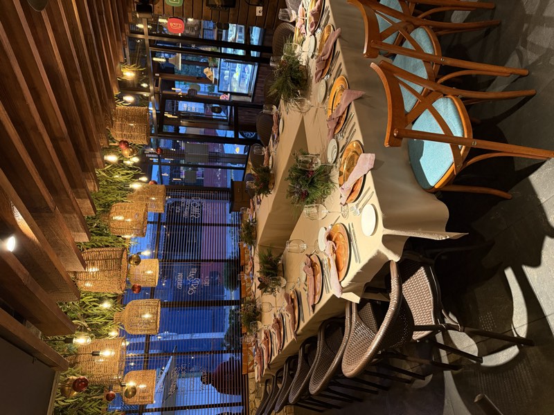 Cena privada con lámparas de mimbre, arreglos florales y servilletas rosas en Bistro 702
